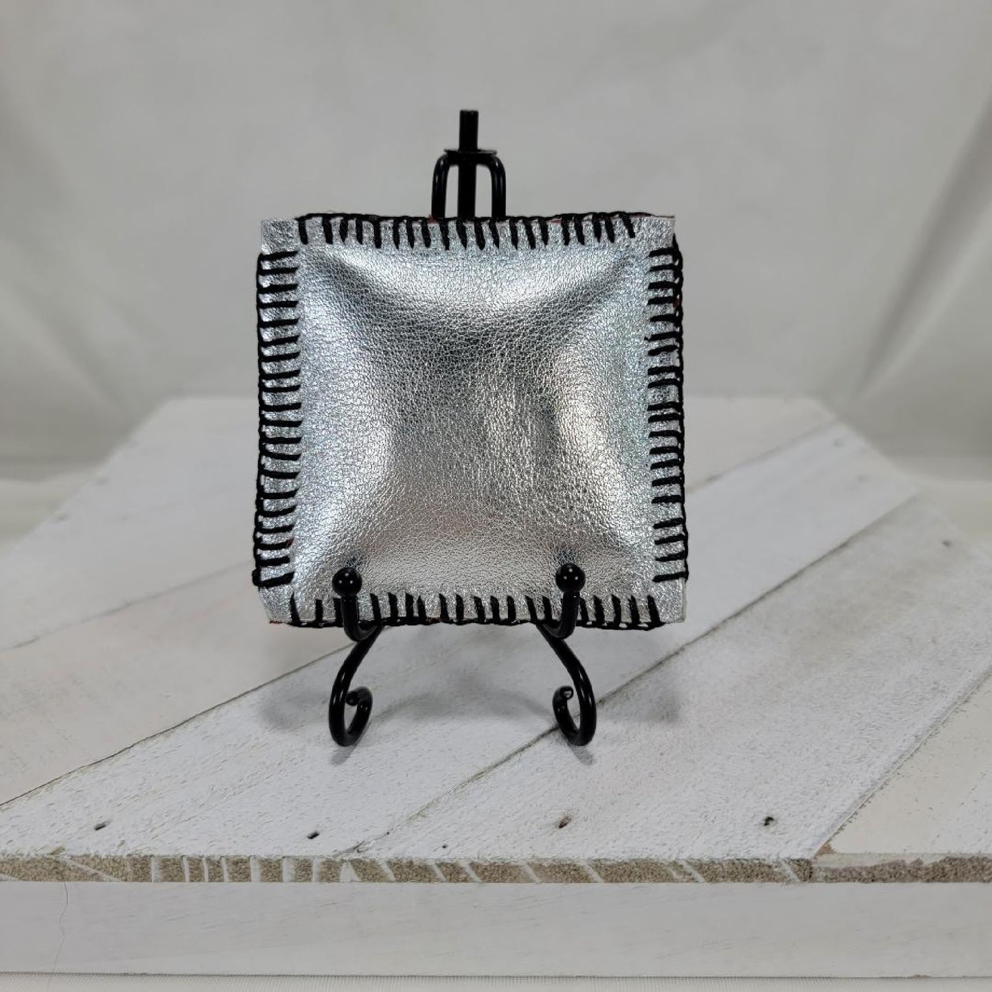Fixed Gator Tooth Mojo Hand - Red and Silver